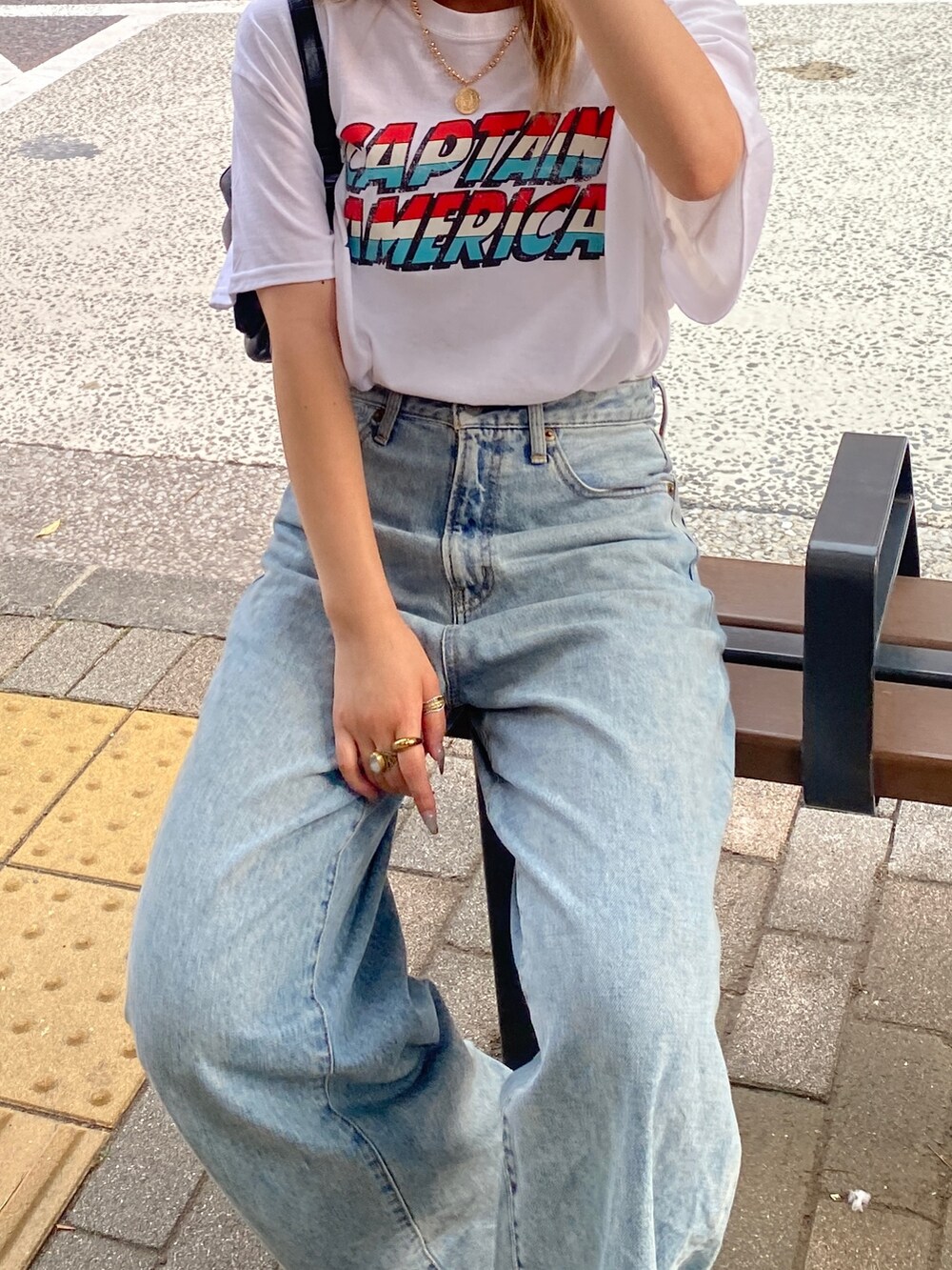 ホワイト系のTシャツ/カットソー、ブルー系のデニムパンツ、グレー系のニットキャップ/ビーニーを着用したレディースの夏コーディネートの3枚目の写真