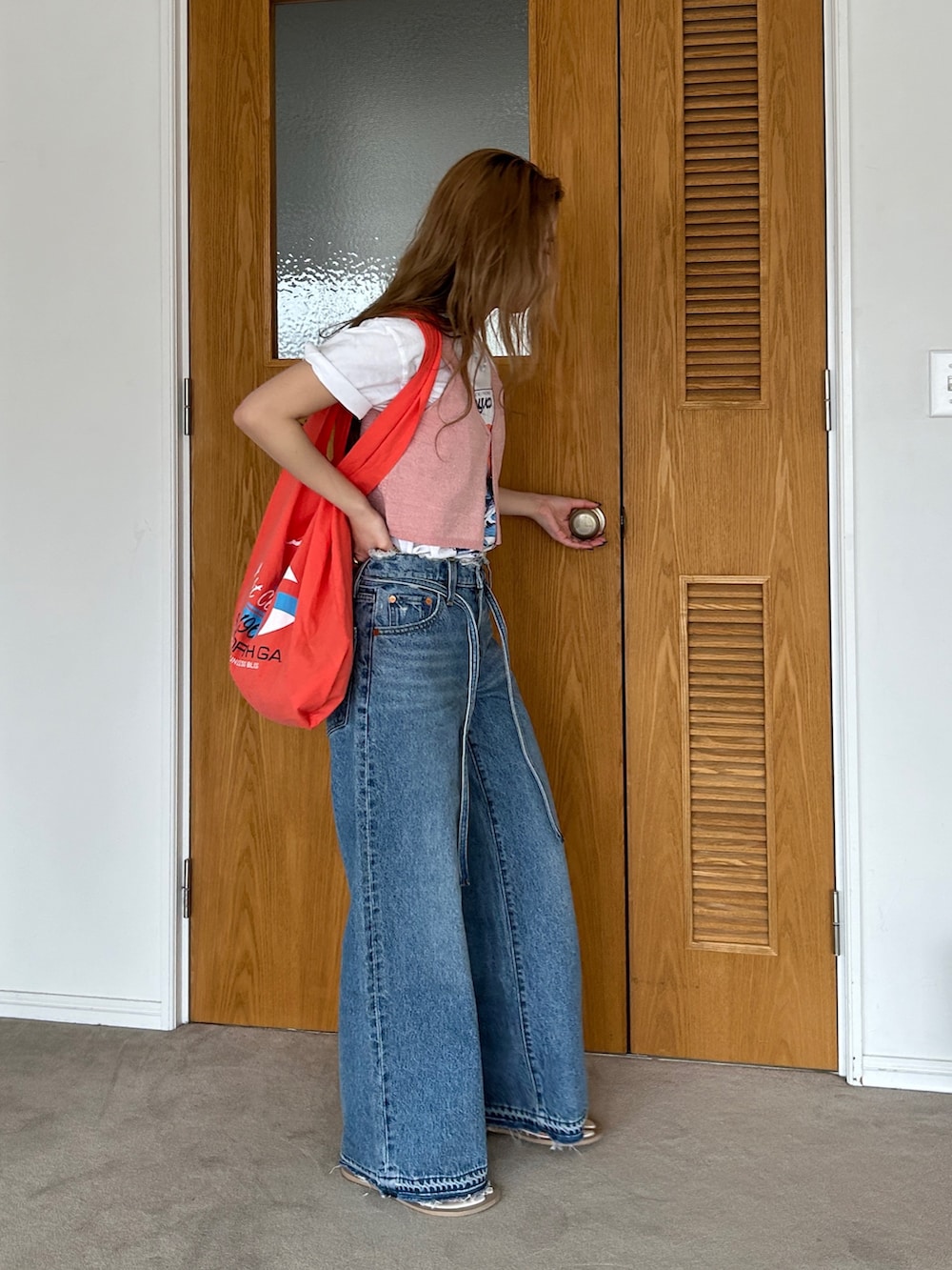 ホワイト系のTシャツ/カットソー、ピンク系のベスト、ブルー系のデニムパンツを着用したレディースの夏コーディネートの3枚目の写真