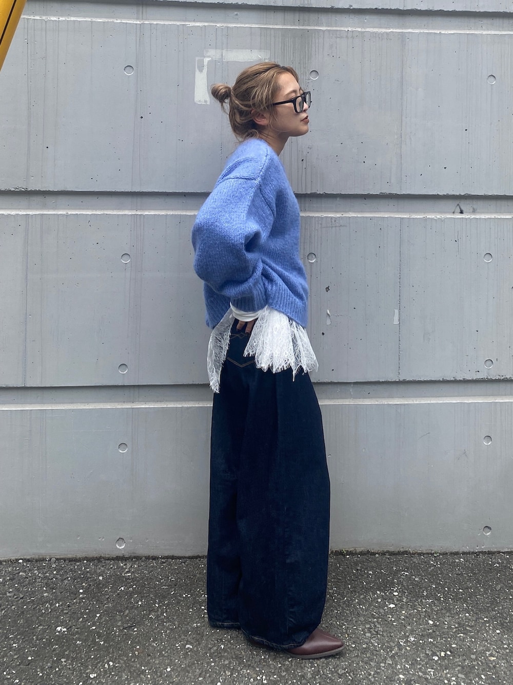 ブルー系のニット/セーター、ホワイト系のTシャツ/カットソー、ブルー系のデニムパンツを着用したレディースの秋コーディネートの2枚目の写真