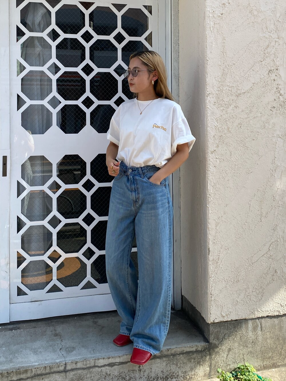 ホワイト系のTシャツ/カットソー、ブルー系のデニムパンツ、レッド系のローファーを着用したレディースの夏コーディネートの2枚目の写真