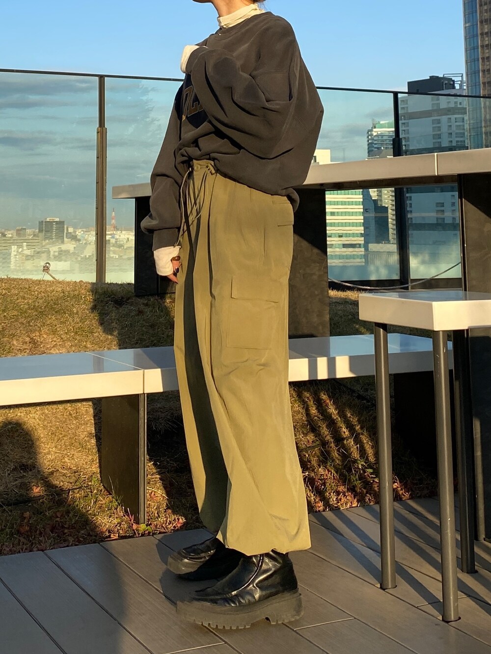 グレー系のTシャツ/カットソー、グリーン系のカーゴパンツ、ホワイト系のTシャツ/カットソーを着用したレディースの冬コーディネートの2枚目の写真