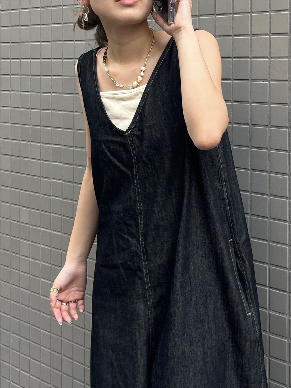 ブラック系のつなぎ/オールインワン、ホワイト系のキャミソールを着用したレディースの夏コーディネートの3枚目の写真