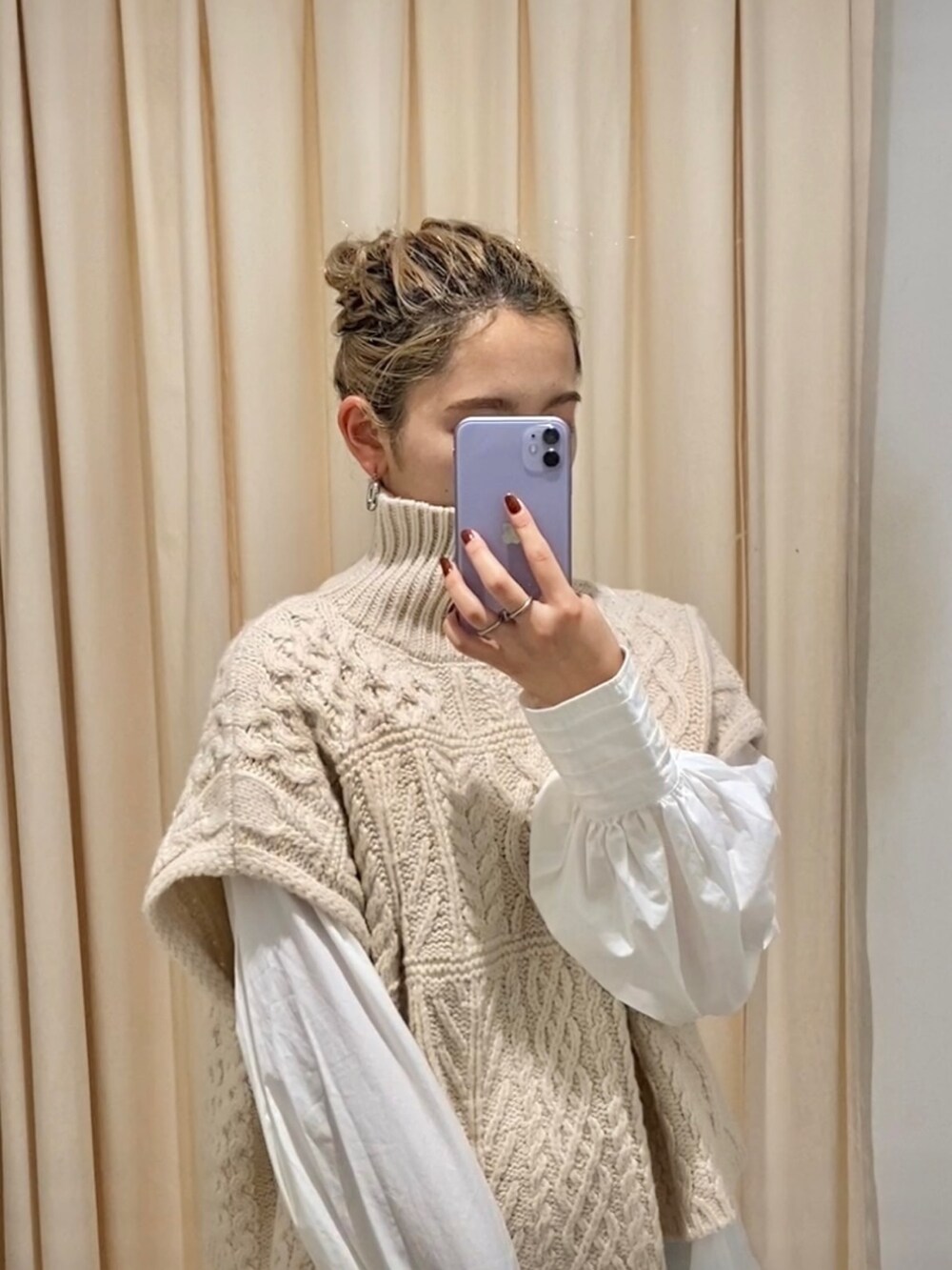 ホワイト系のシャツ/ブラウス、ホワイト系のニット/セーター、ブラック系のブーツを着用したレディースの秋コーディネートの7枚目の写真