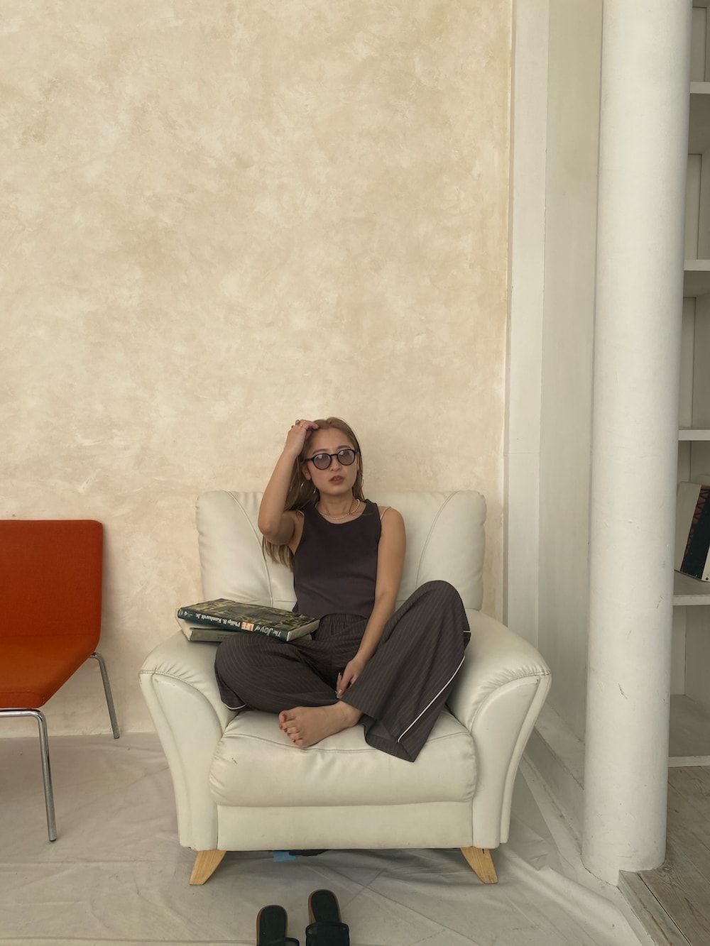 グレー系のタンクトップ、ホワイト系のキャミソール、グレー系のその他パンツを着用したレディースの春コーディネートの5枚目の写真