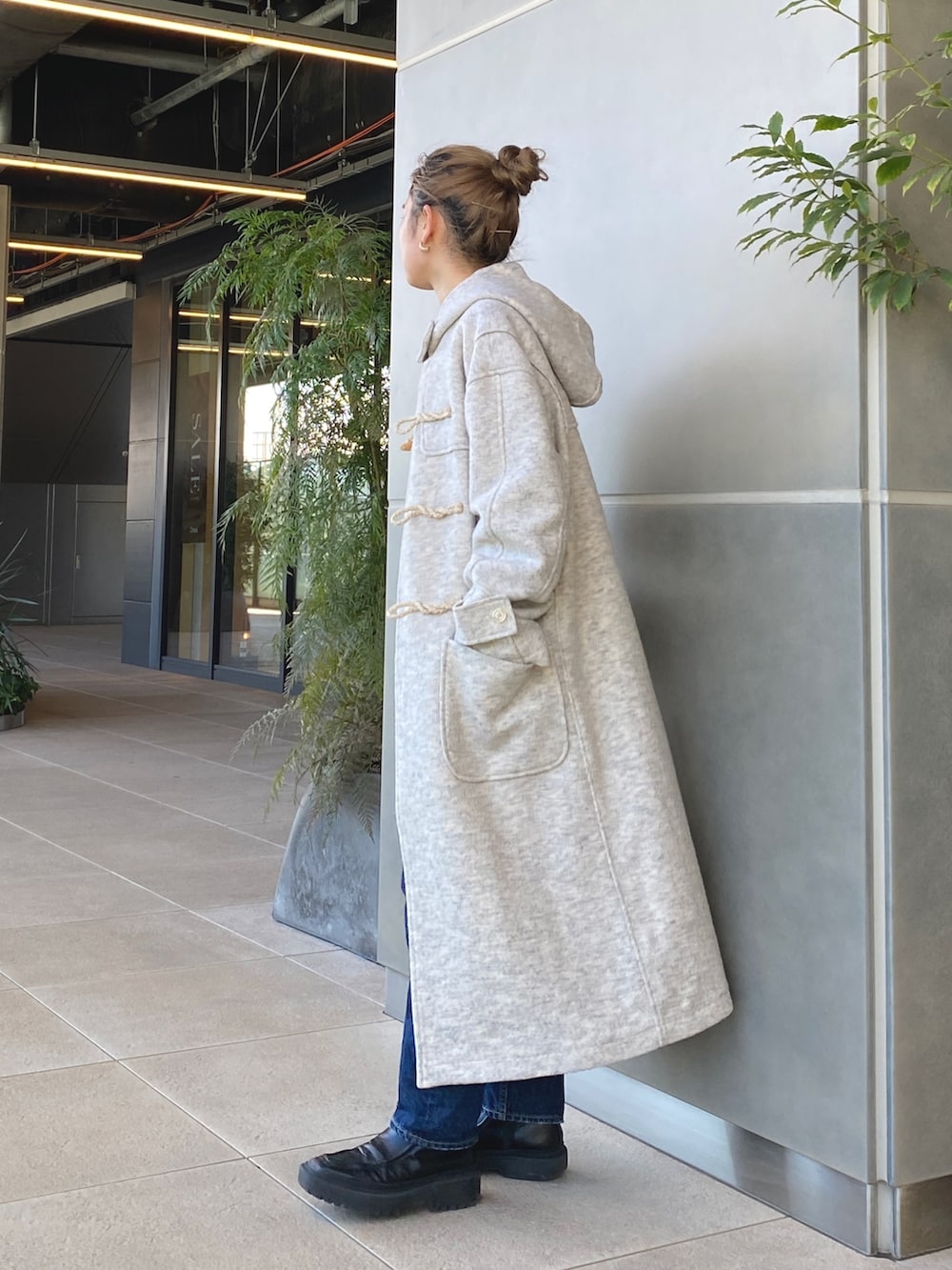 ブルー系のTシャツ/カットソー、ホワイト系のダッフルコートを着用したレディースの冬コーディネートの4枚目の写真