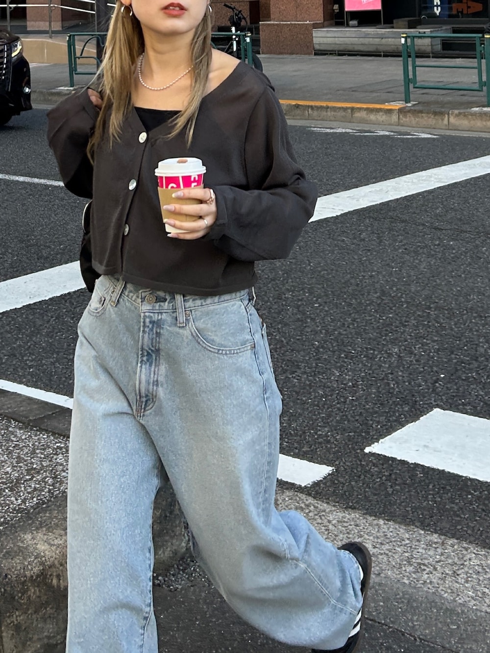 グレー系のカーディガン/ボレロ、ブラック系のキャミソール、ブルー系のデニムパンツを着用したレディースの春コーディネートの3枚目の写真