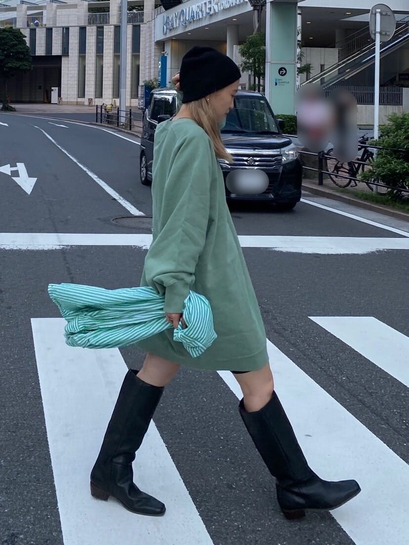 グリーン系のワンピース、グリーン系のシャツ/ブラウス、ブラック系のブーツを着用したレディースの秋コーディネートの4枚目の写真