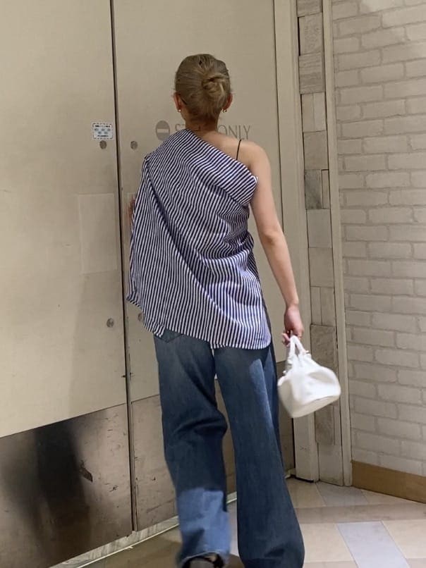 ブルー系のシャツ/ブラウス、ブルー系のデニムパンツ、ブラック系のサンダルを着用したレディースの夏コーディネートの4枚目の写真