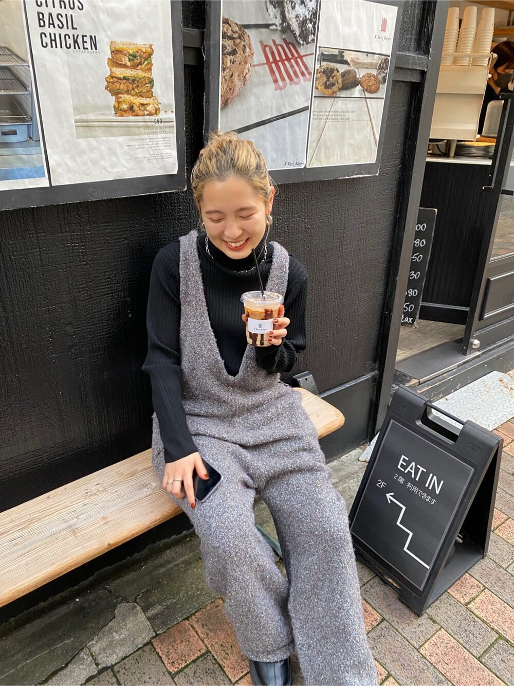 ブラック系のTシャツ/カットソー、グレー系のつなぎ/オールインワン、ブラック系のブーツを着用したレディースの秋コーディネートの5枚目の写真