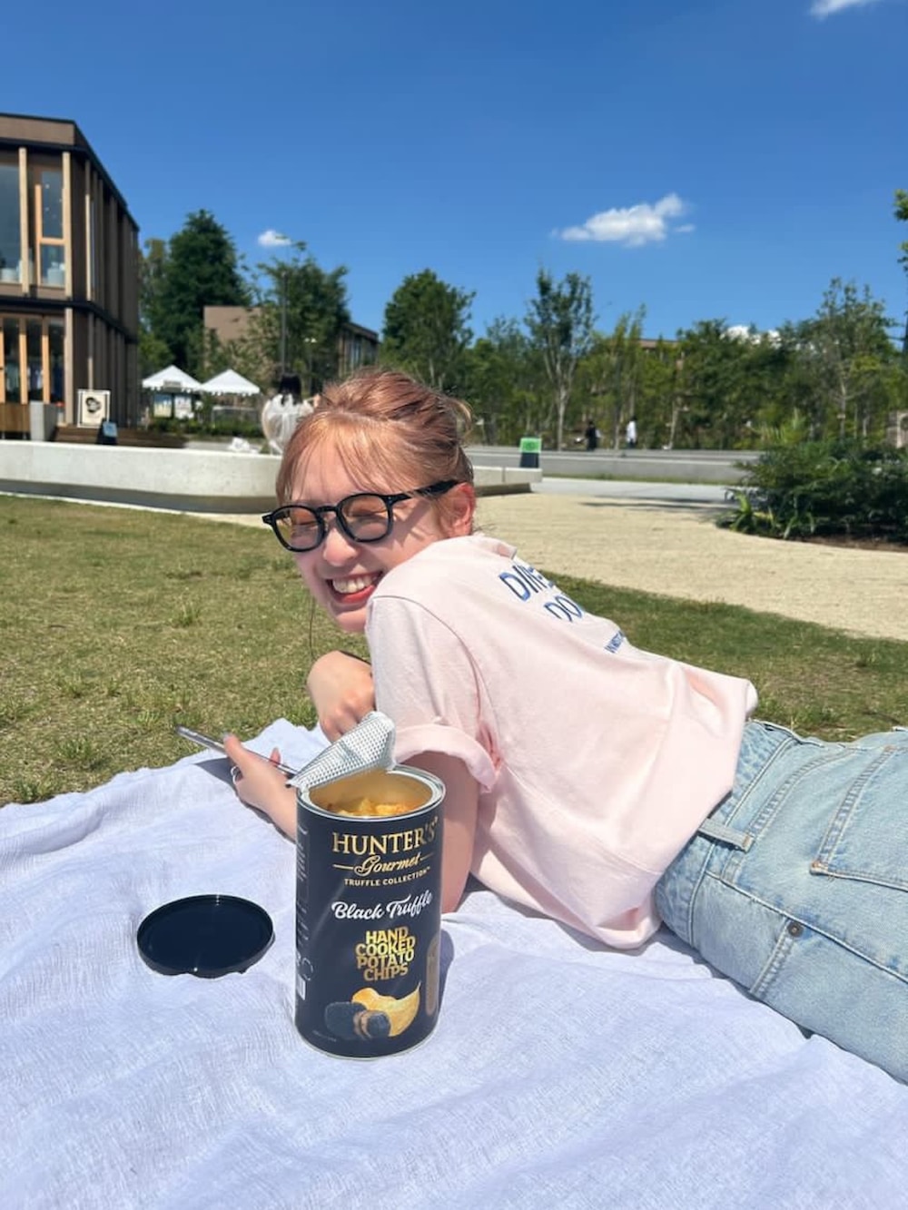 ピンク系のTシャツ/カットソー、ブルー系のデニムパンツ、ブルー系のショルダーバッグを着用したレディースの夏コーディネートの5枚目の写真