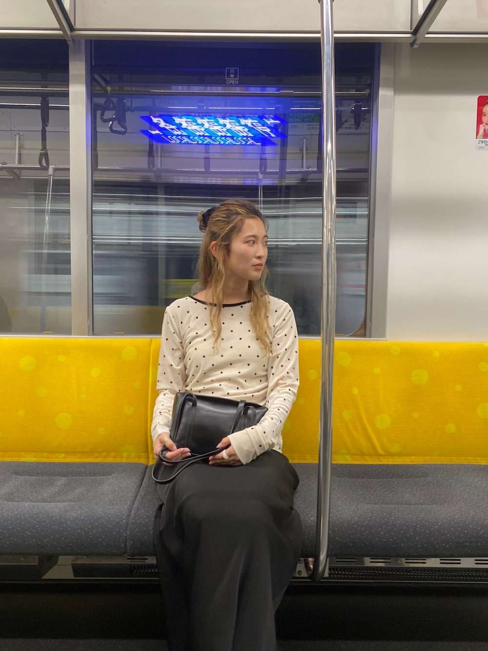 ホワイト系のTシャツ/カットソー、ブラック系のスカートを着用したレディースの秋コーディネートの3枚目の写真