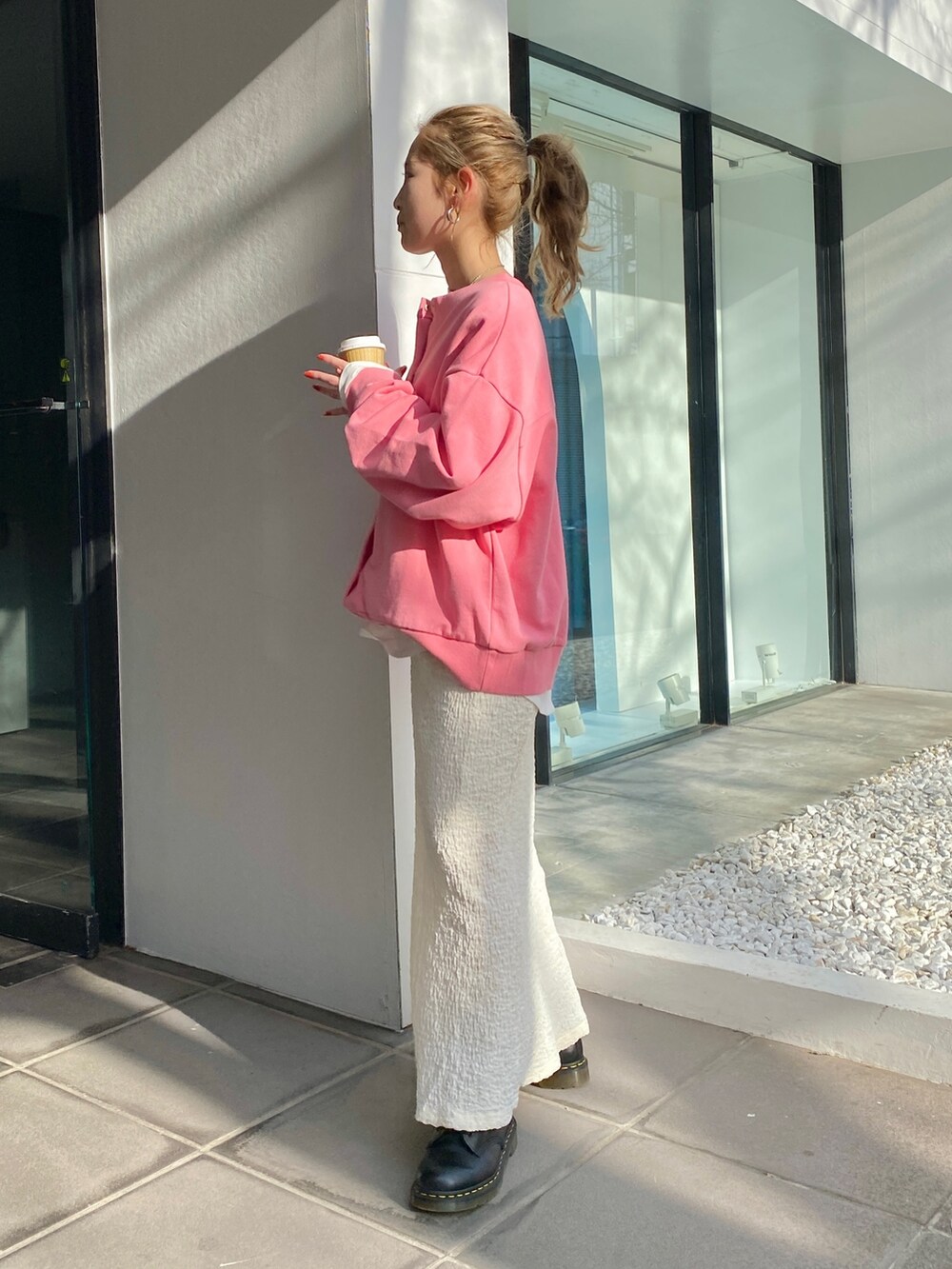 ホワイト系のTシャツ/カットソー、ピンク系のカーディガン/ボレロ、ホワイト系のスカートを着用したレディースの冬コーディネートの3枚目の写真