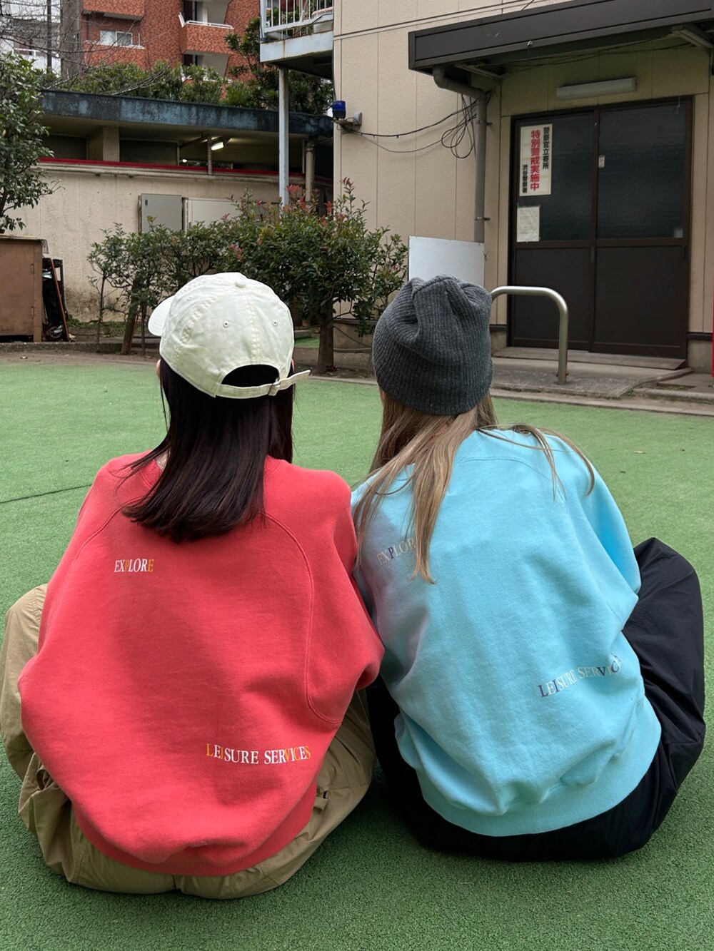 ブルー系のスウェット、ブラック系のその他パンツ、グレー系のニットキャップ/ビーニーを着用したレディースの春コーディネートの2枚目の写真