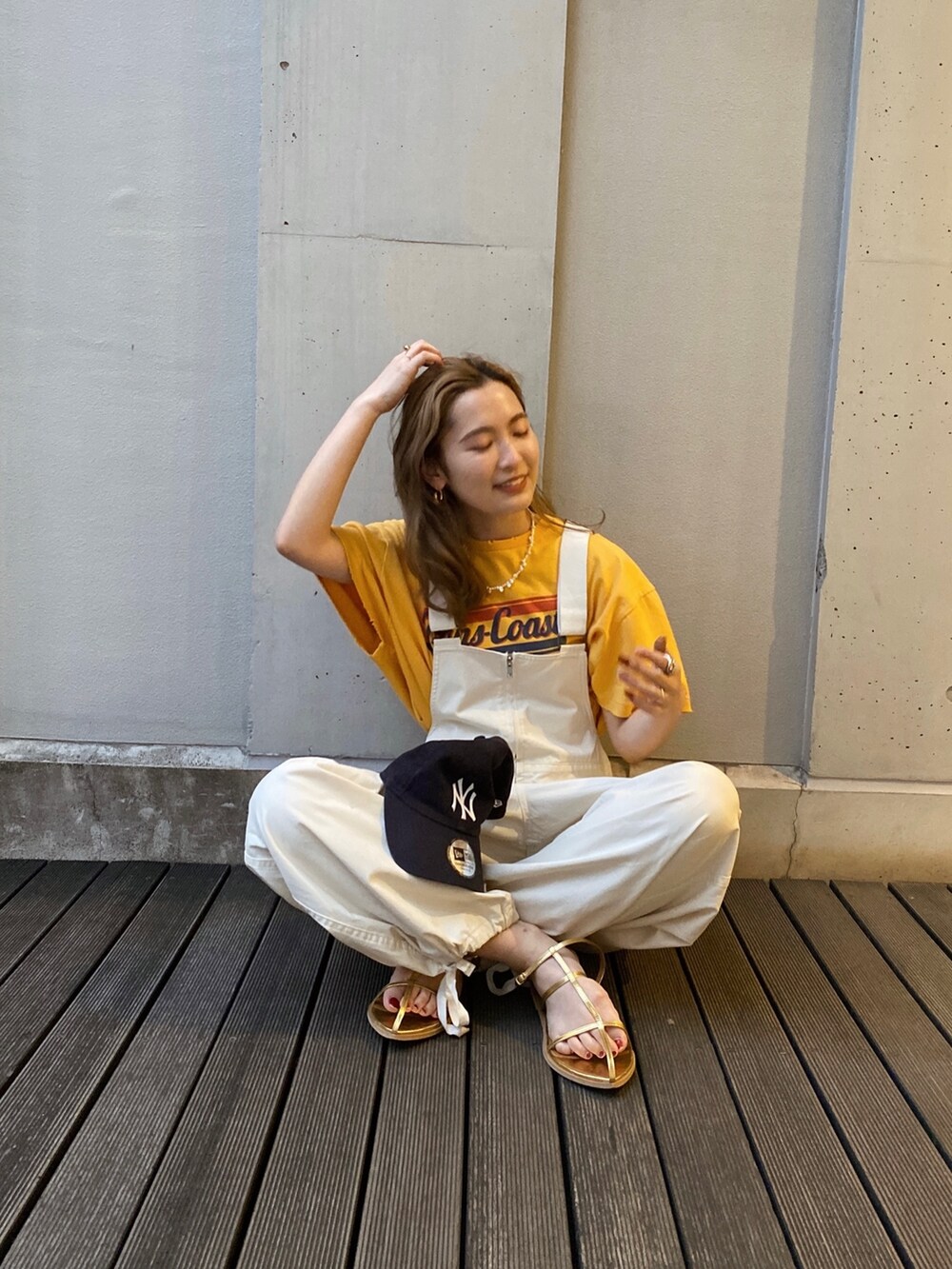 ホワイト系のつなぎ/オールインワン、イエロー系のTシャツ/カットソー、ゴールド系のサンダルを着用したレディースの春コーディネートの5枚目の写真