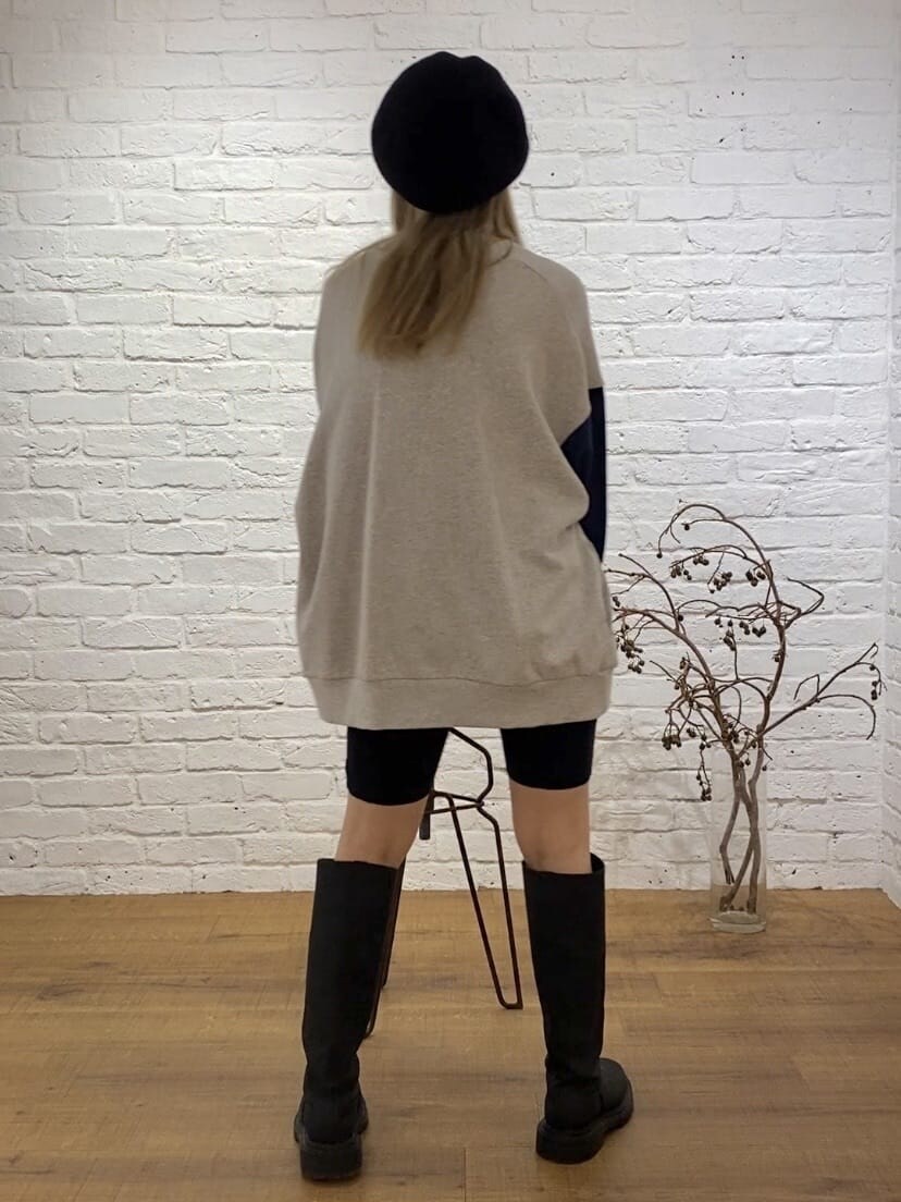 ブルー系のカーディガン/ボレロ、ブラック系のその他パンツ、ブラック系のブーツを着用したレディースの秋コーディネートの4枚目の写真