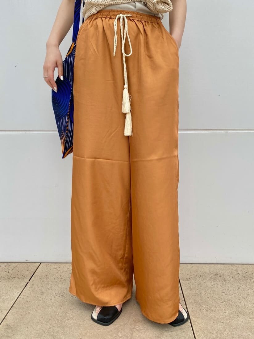 ブラック系のサンダル、オレンジ系のその他パンツ、ブルー系のショルダーバッグを着用したレディースの春コーディネートの5枚目の写真