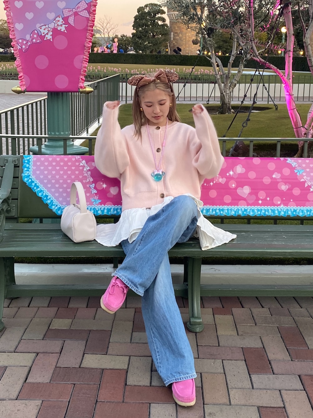 ブルー系のデニムパンツを着用したレディースの冬コーディネートの2枚目の写真