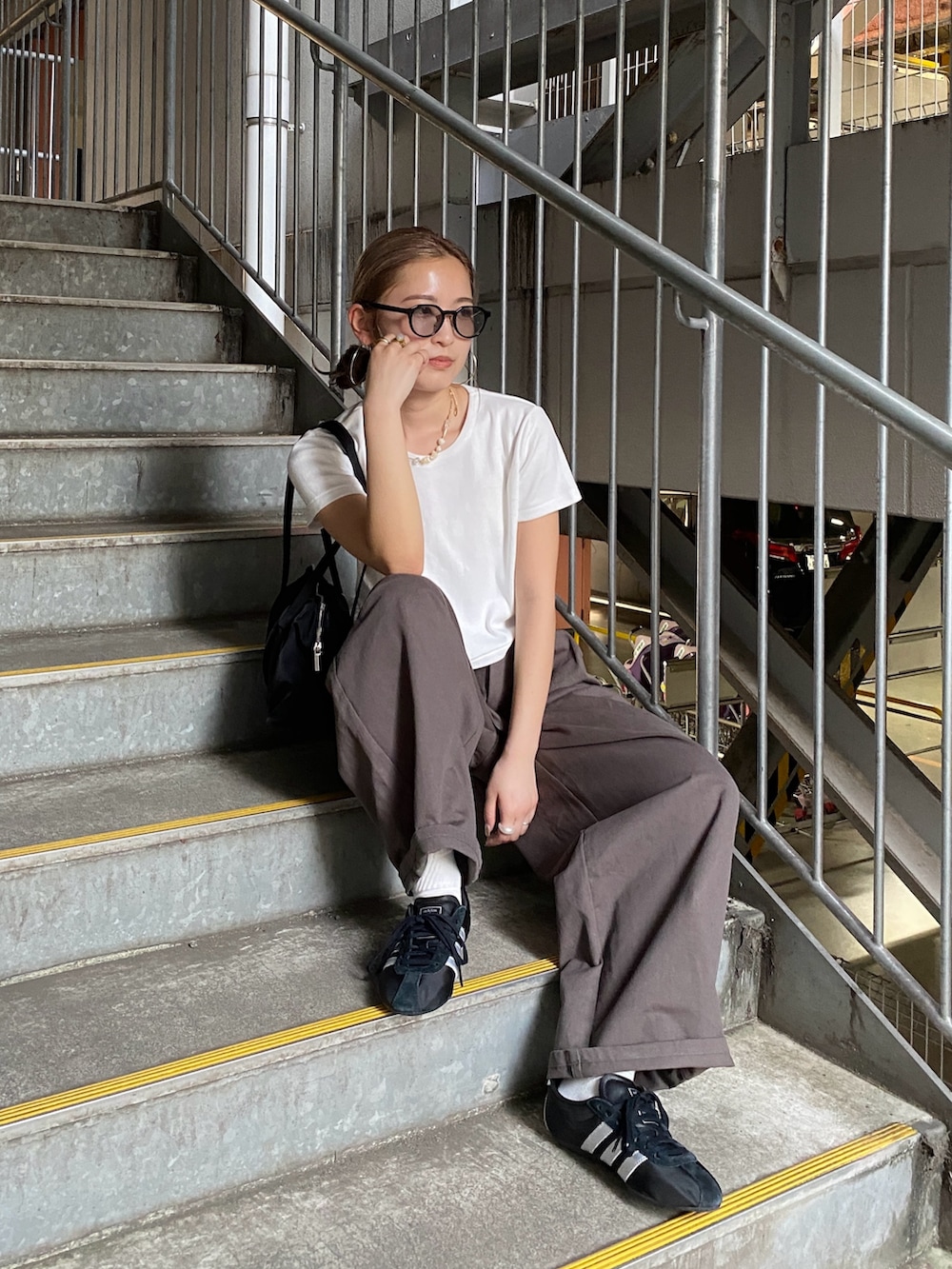 「Ungrid、アングリッド」｜「UngridのカラーフィットTee（Tシャツ/カットソー、ホワイト系）」を使った、秋本すずかさん（レディース・155cm）の春コーディネートの3枚目の写真
