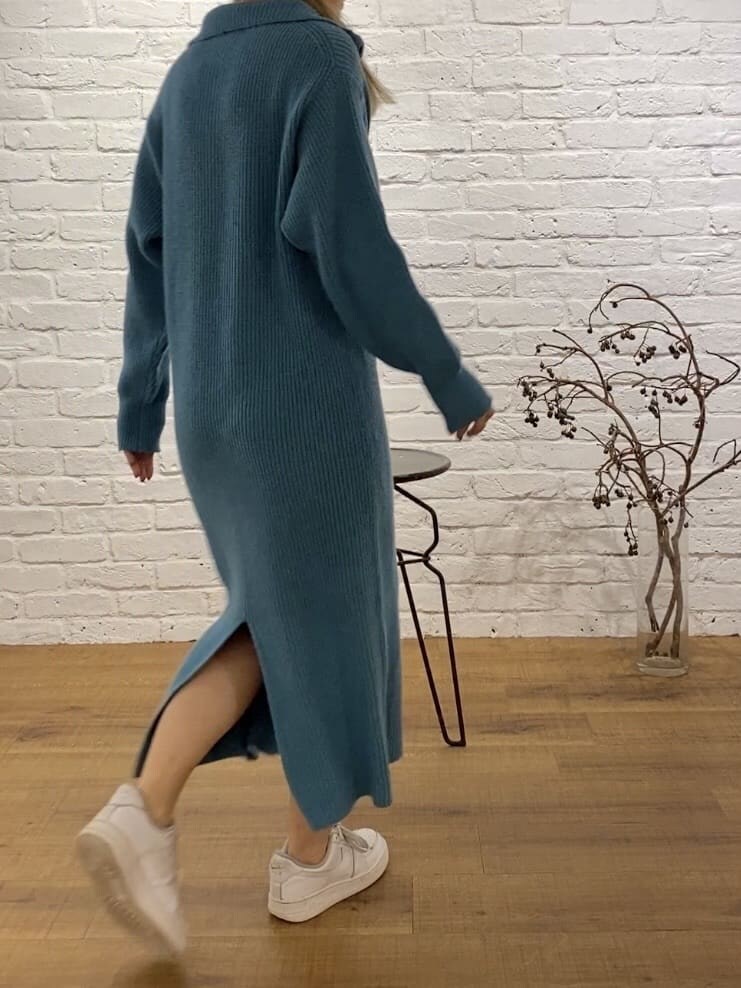 ブルー系のワンピース、ブラック系のメガネ、ブラック系のニットキャップ/ビーニーを着用したレディースの秋コーディネートの5枚目の写真