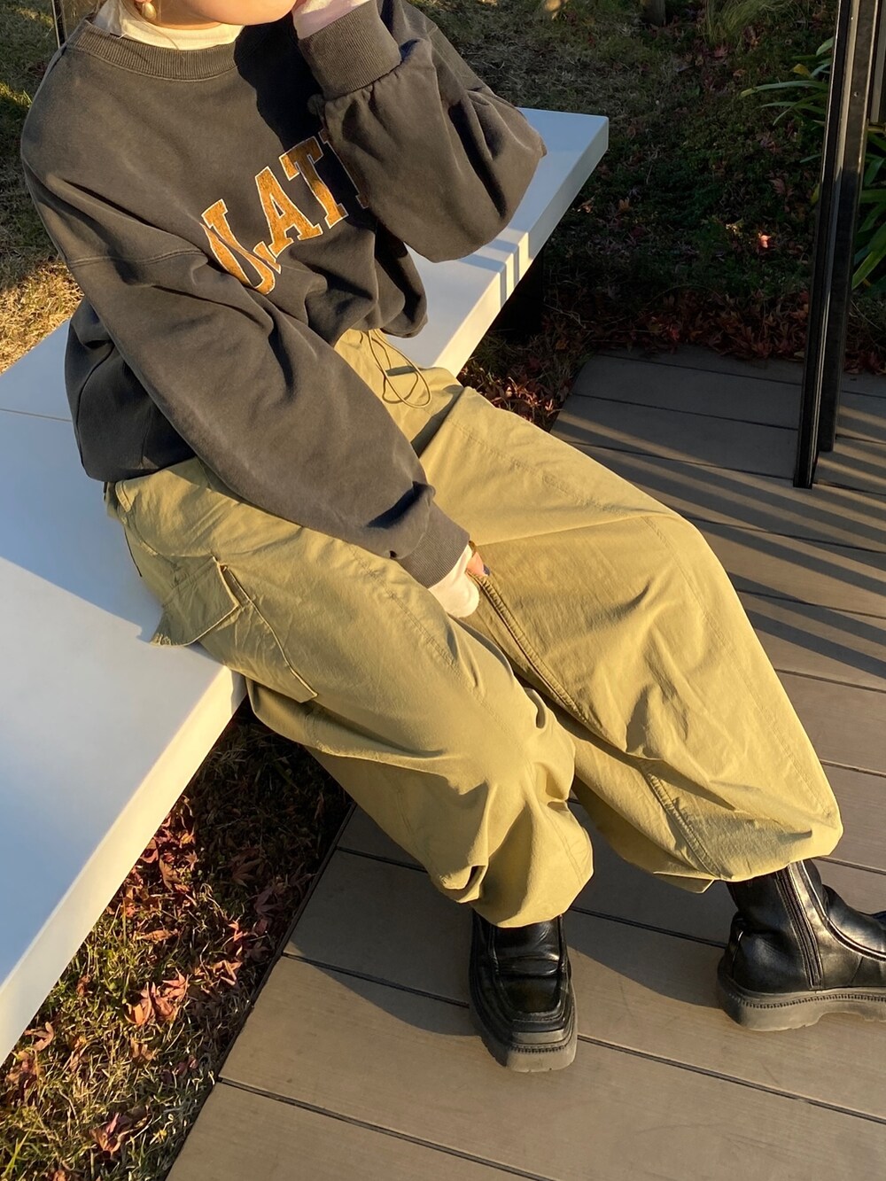 グレー系のTシャツ/カットソー、グリーン系のカーゴパンツ、ホワイト系のTシャツ/カットソーを着用したレディースの冬コーディネートの5枚目の写真