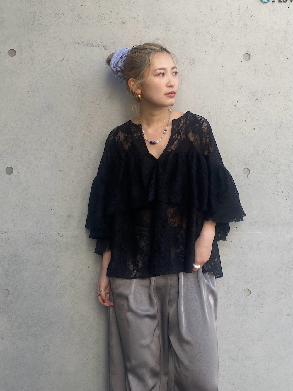 ブラック系のシャツ/ブラウス、グレー系のその他パンツを着用したレディースの冬コーディネートの3枚目の写真