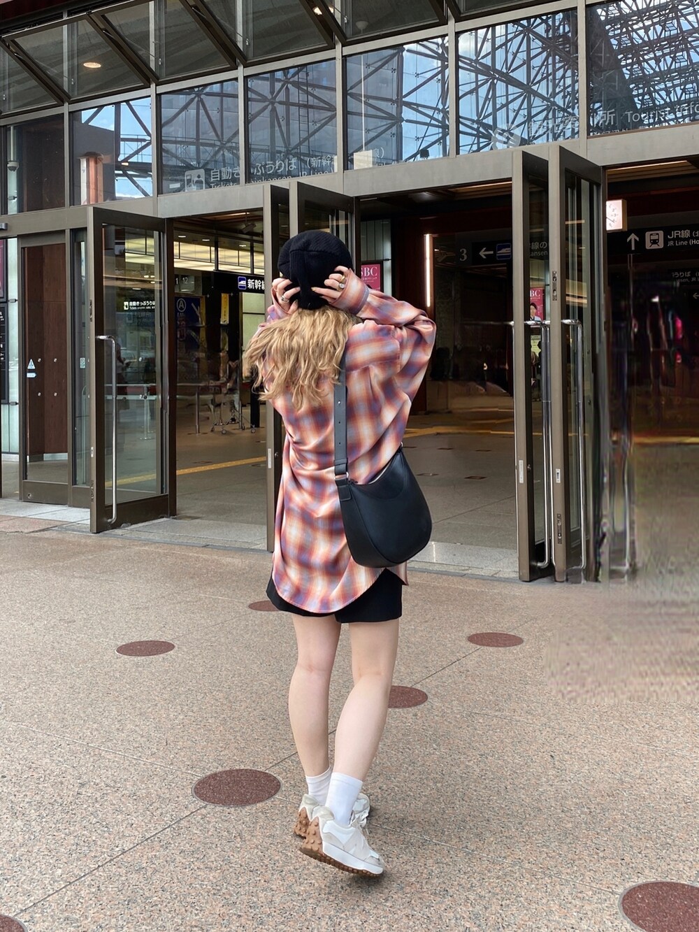 レッド系のシャツ/ブラウス、ブラック系のニットキャップ/ビーニー、ブラック系のメガネを着用したレディースの秋コーディネートの3枚目の写真