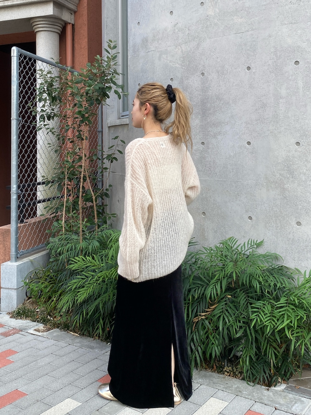 ホワイト系のニット/セーター、ブラック系のスカートを着用したレディースの秋コーディネートの3枚目の写真