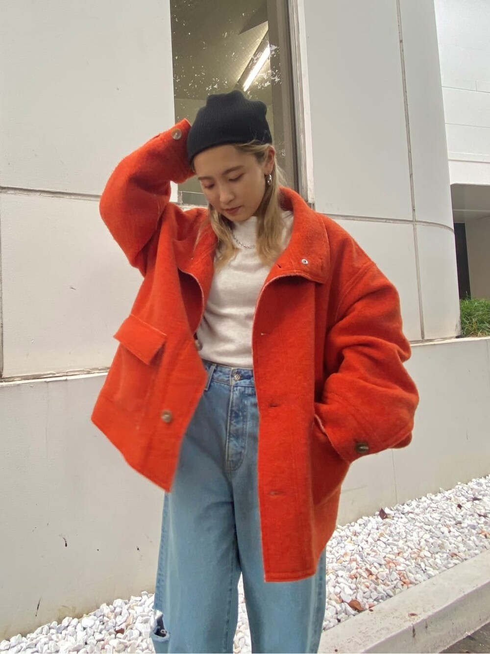 ホワイト系のTシャツ/カットソー、ブルー系のデニムパンツ、ブルー系のデニムパンツを着用したレディースの秋コーディネートの4枚目の写真