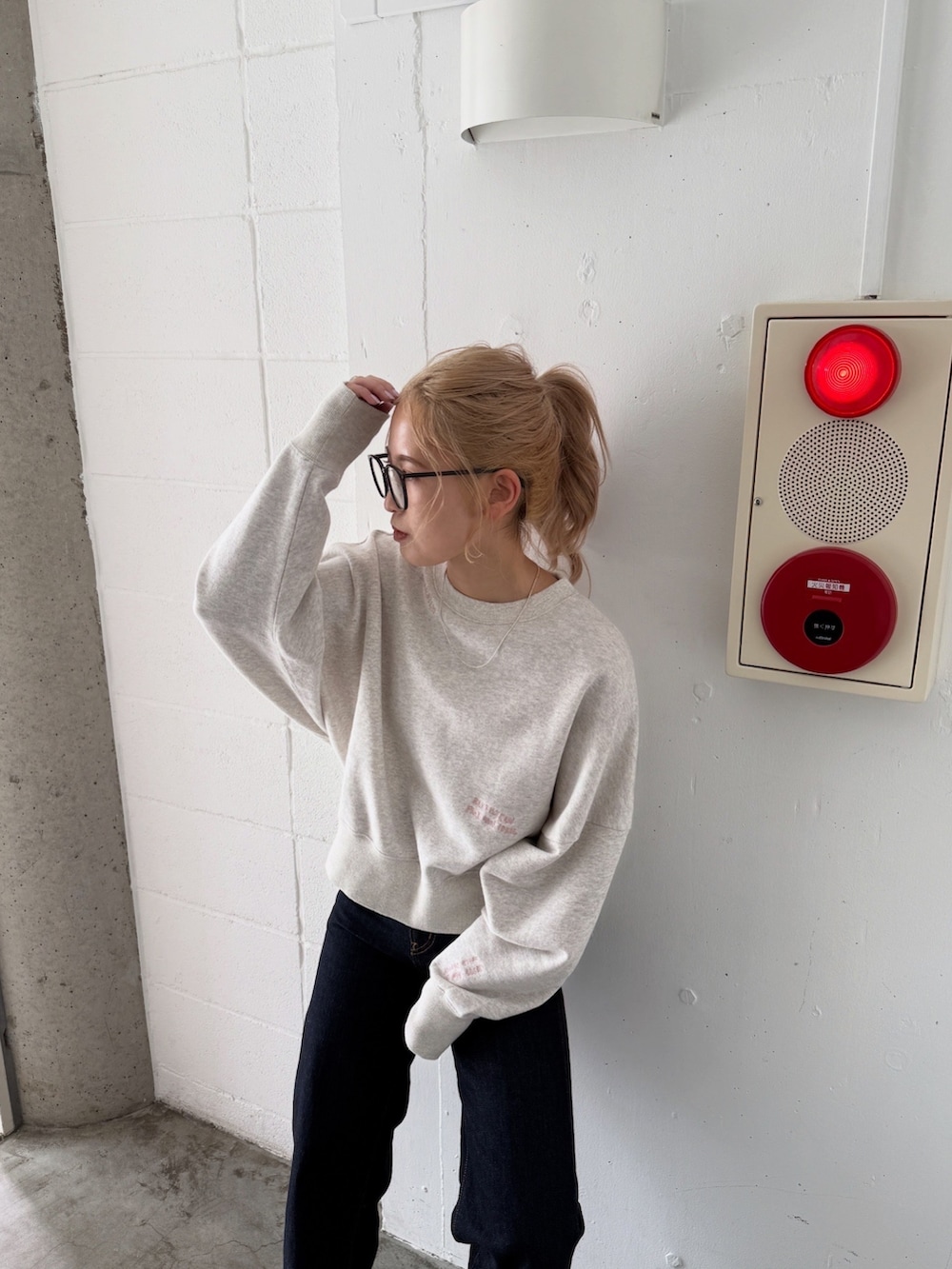 グレー系のスウェット、レッド系のバレエシューズを着用したレディースの冬コーディネートの2枚目の写真