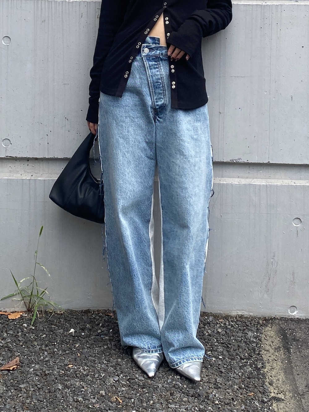 ブラック系のTシャツ/カットソー、ブルー系のデニムパンツ、ブラック系のハンドバッグを着用したレディースの秋コーディネートの5枚目の写真