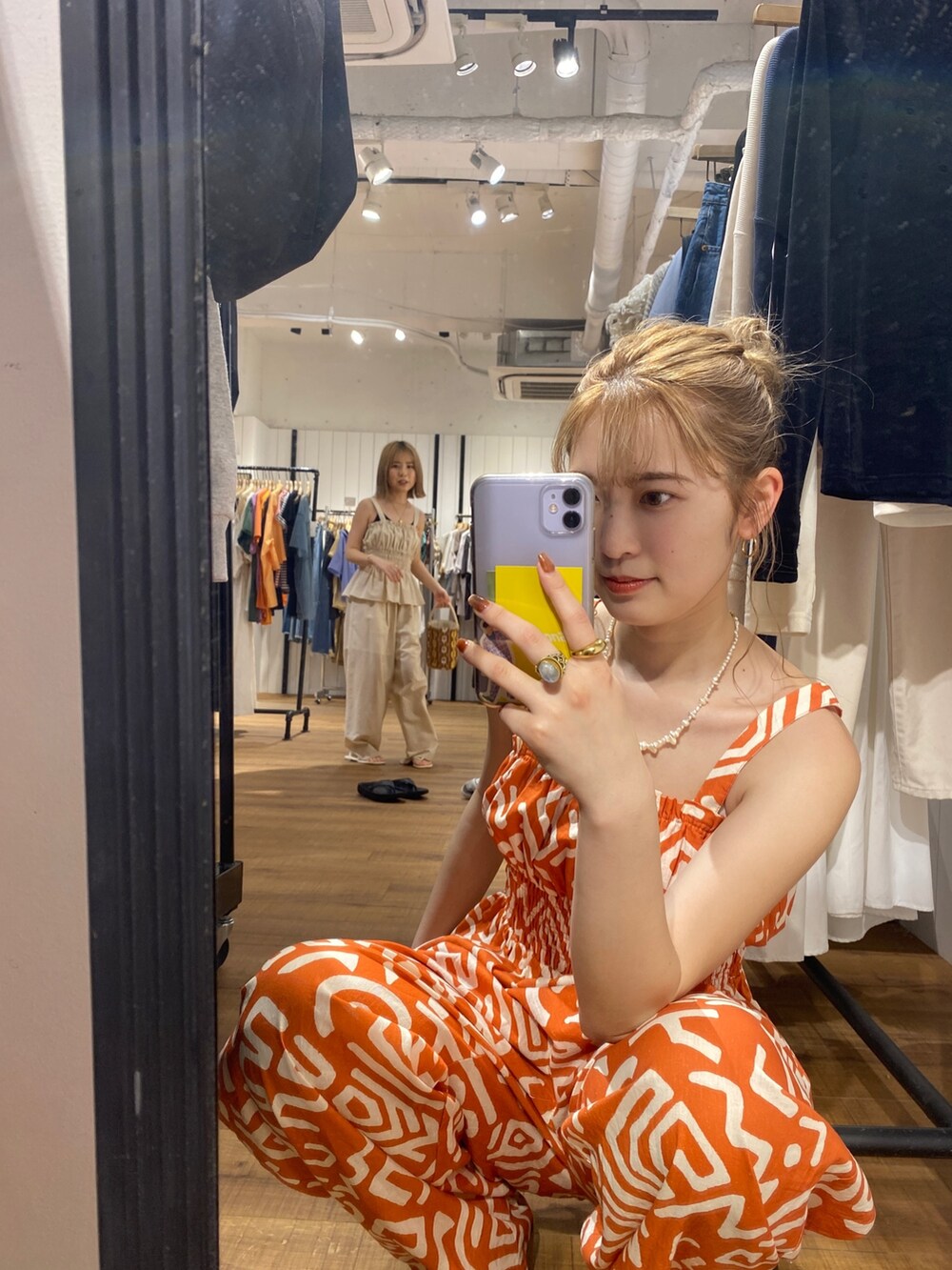 その他のキャミソール、その他のその他パンツ、ホワイト系のキャミソールを着用したレディースの夏コーディネートの4枚目の写真