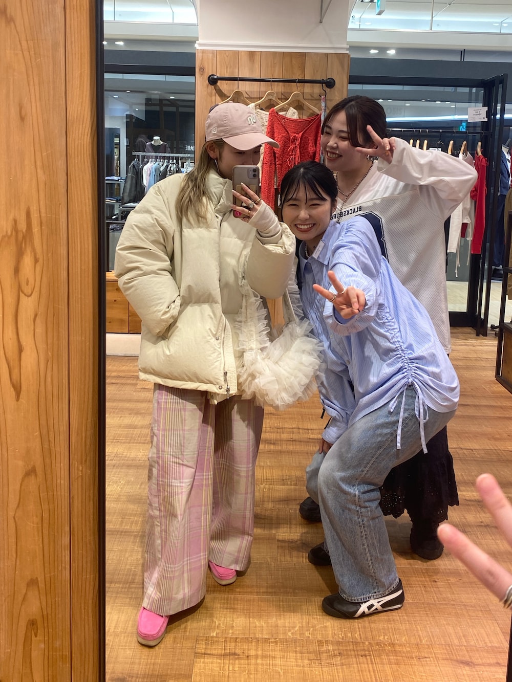 パープル系のその他パンツ、ホワイト系のショルダーバッグ、ピンク系のキャップを着用したレディースの春コーディネートの4枚目の写真