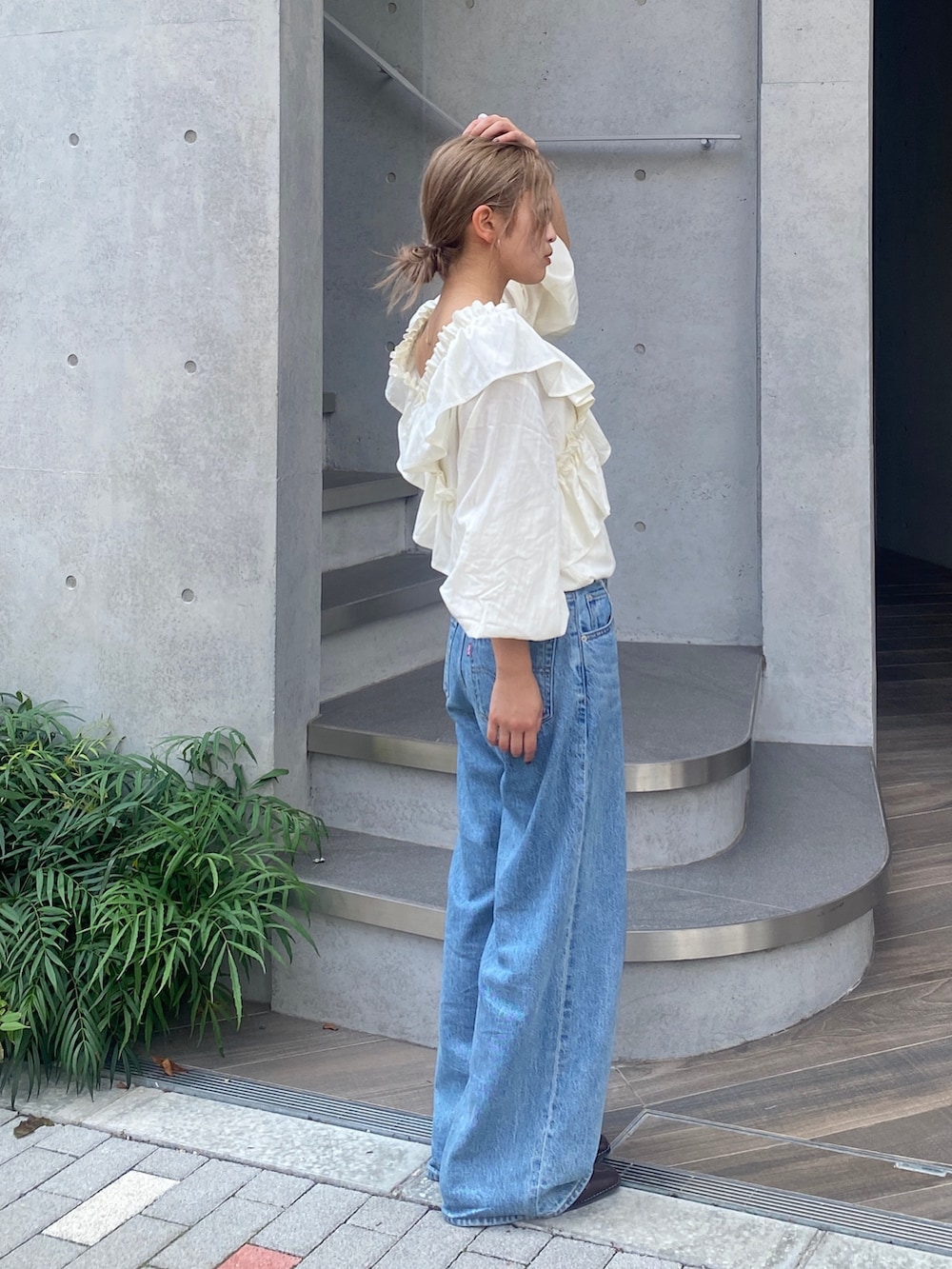 ホワイト系のシャツ/ブラウス、ブルー系のデニムパンツ、ブラウン系のその他シューズを着用したレディースの夏コーディネートの2枚目の写真