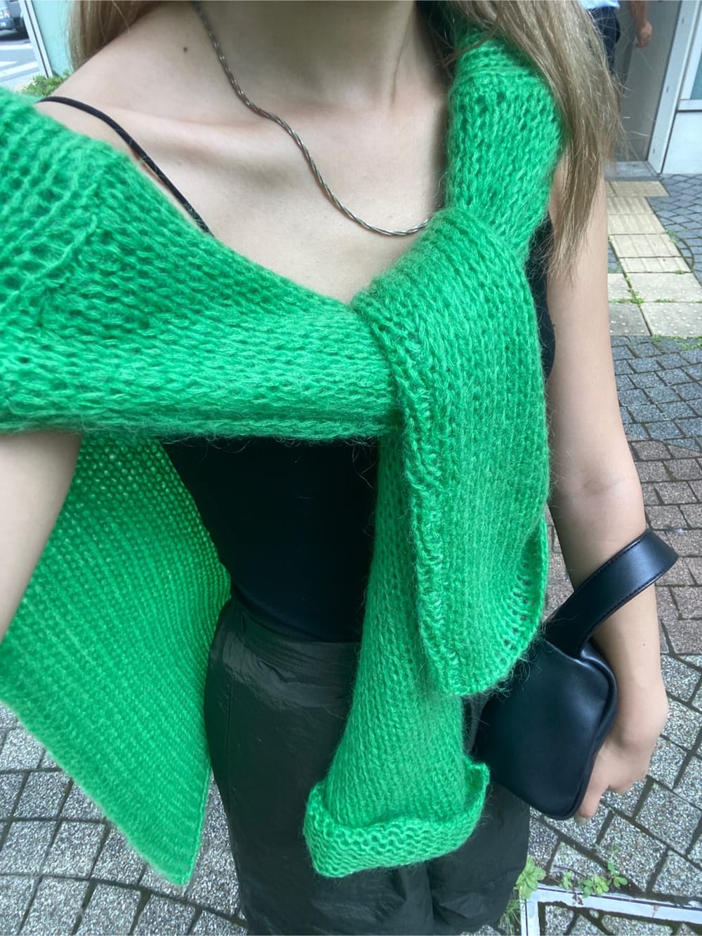 グリーン系のニット/セーター、グレー系のその他パンツを着用したレディースの秋コーディネートの7枚目の写真