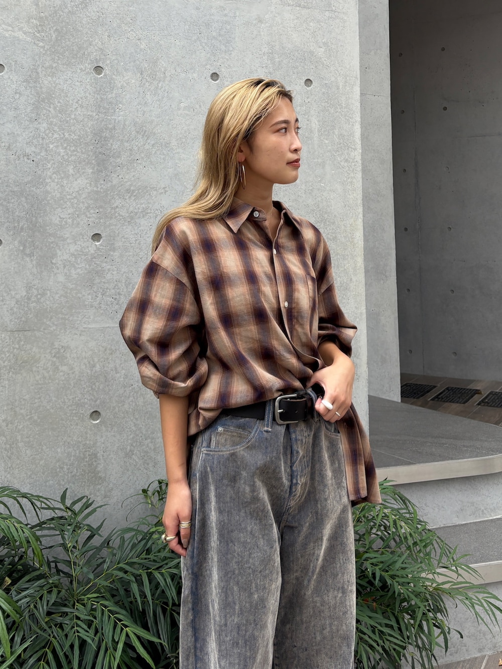 ブルー系のシャツ/ブラウス、ベージュ系のデニムパンツを着用したレディースの秋コーディネートの2枚目の写真