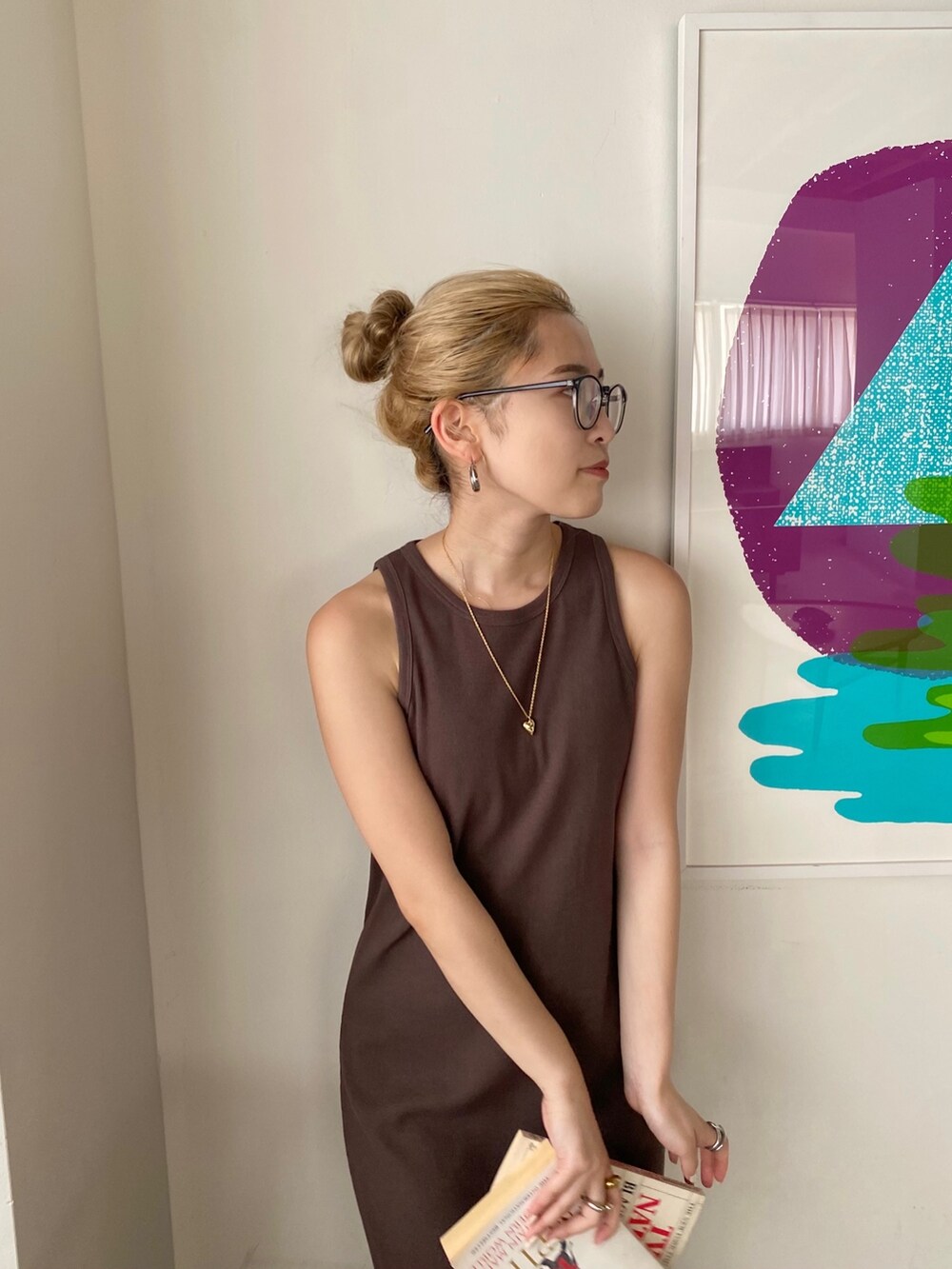 ブラウン系のワンピースを着用したレディースの夏コーディネートの4枚目の写真