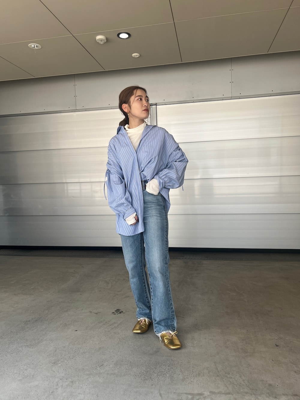 その他のシャツ/ブラウス、ホワイト系のTシャツ/カットソー、ブルー系のデニムパンツを着用したレディースの春コーディネートの4枚目の写真