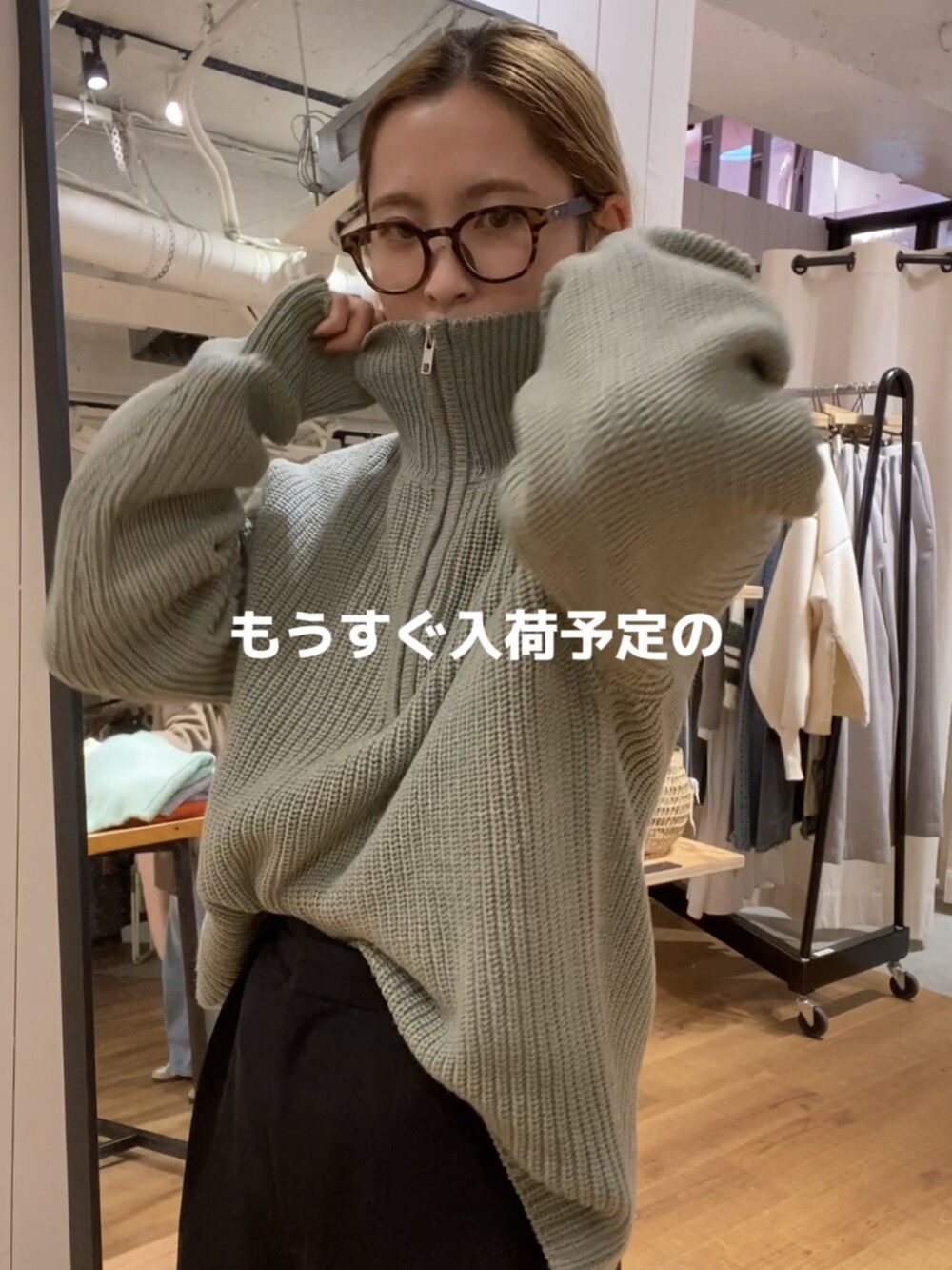 グレー系のニット/セーター、ホワイト系のニット/セーター、ブラウン系のメガネを着用したレディースの冬コーディネートの2枚目の写真