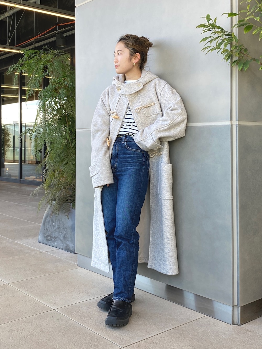 ブルー系のTシャツ/カットソー、ホワイト系のダッフルコートを着用したレディースの冬コーディネートの2枚目の写真