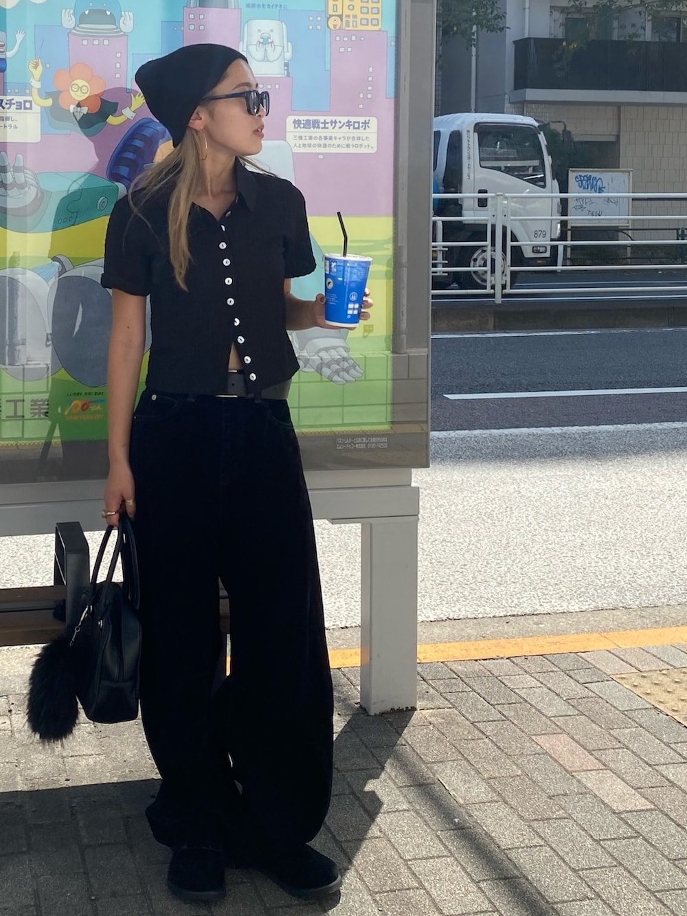 ブラック系のポロシャツ、ブラック系のデニムパンツ、ブラック系のスリッポンを着用したレディースの秋コーディネートの3枚目の写真