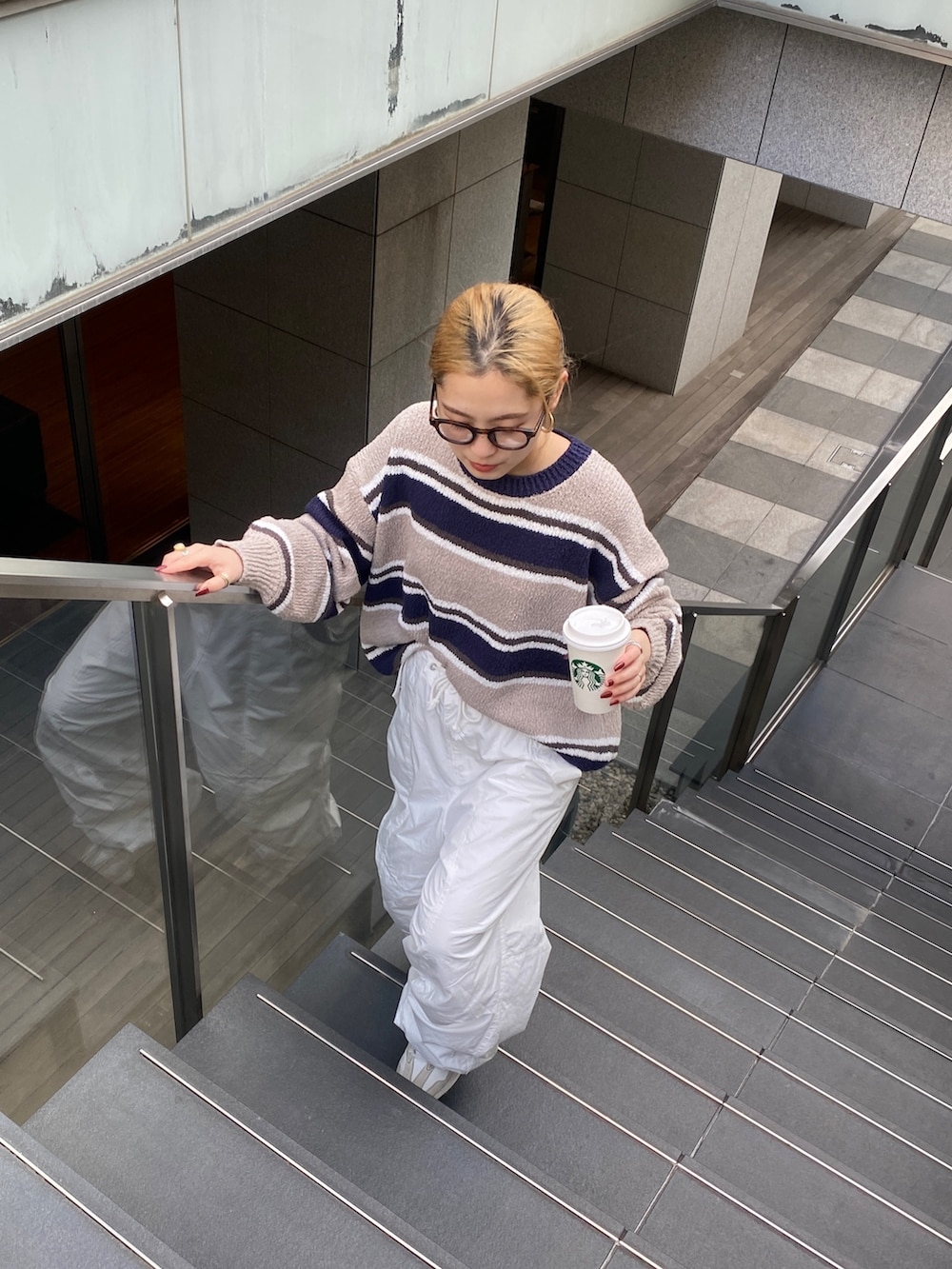 その他のニット/セーター、ホワイト系のその他パンツ、ブラウン系のメガネを着用したレディースの冬コーディネートの3枚目の写真