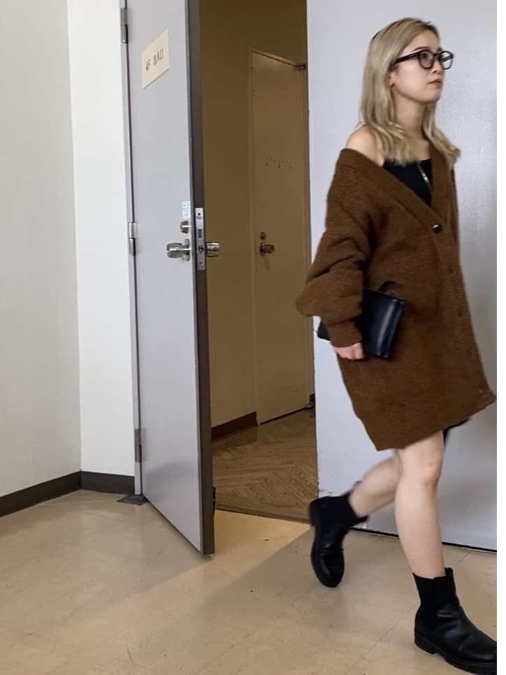 ブラック系のブーツ、ブラウン系のカーディガン/ボレロ、ブラック系のその他パンツを着用したレディースの夏コーディネートの2枚目の写真