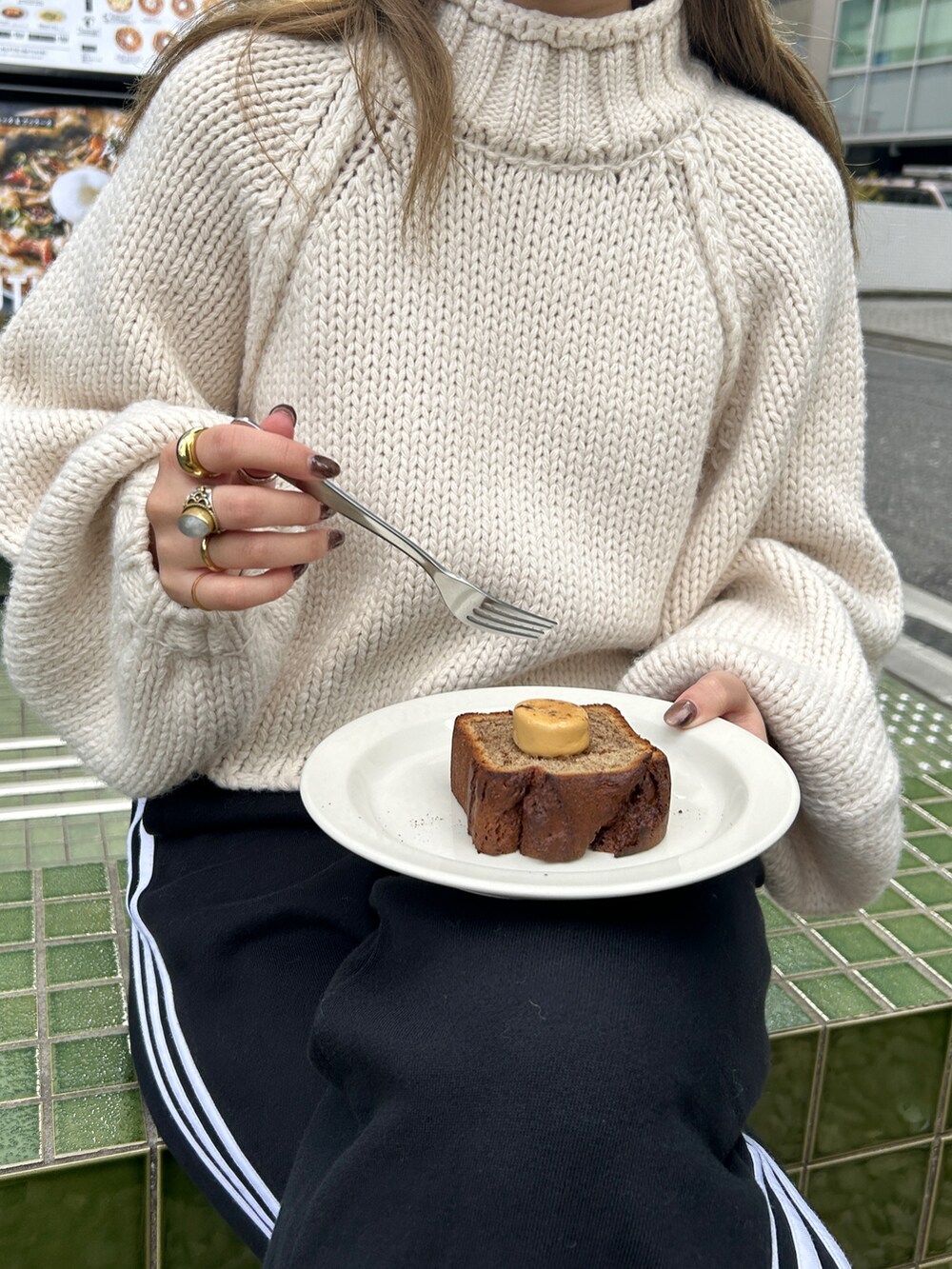 ホワイト系のニット/セーターを着用したレディースの冬コーディネートの4枚目の写真