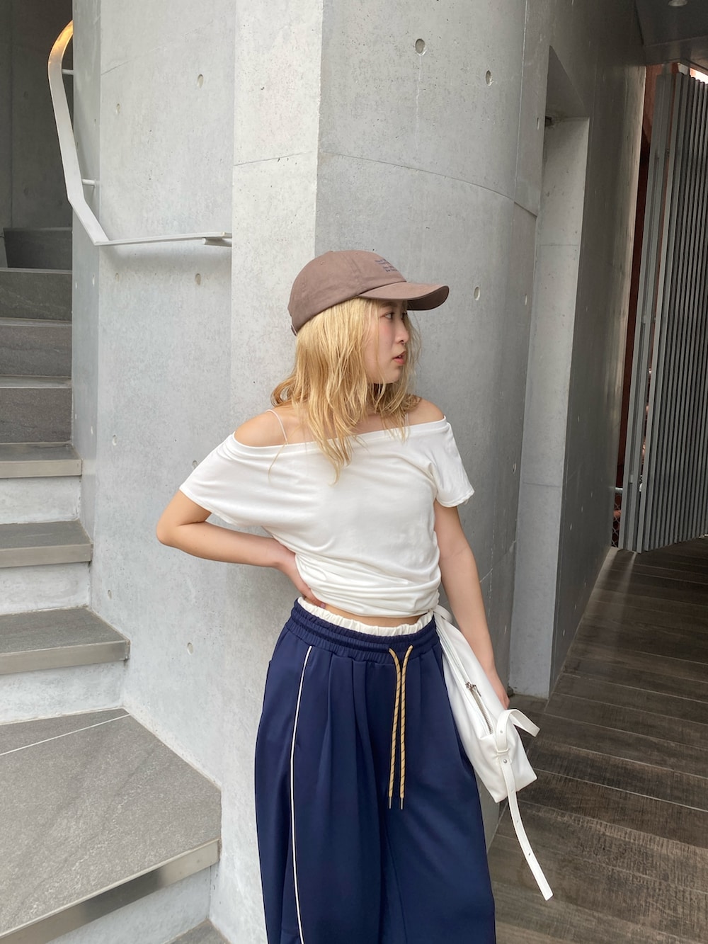 ホワイト系のTシャツ/カットソー、ブルー系のその他パンツ、ブラック系のサンダルを着用したレディースの夏コーディネートの2枚目の写真
