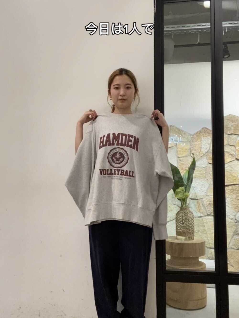 ホワイト系のブルゾン、グレー系のスウェット、ブルー系のデニムパンツを着用したレディースの冬コーディネートの3枚目の写真