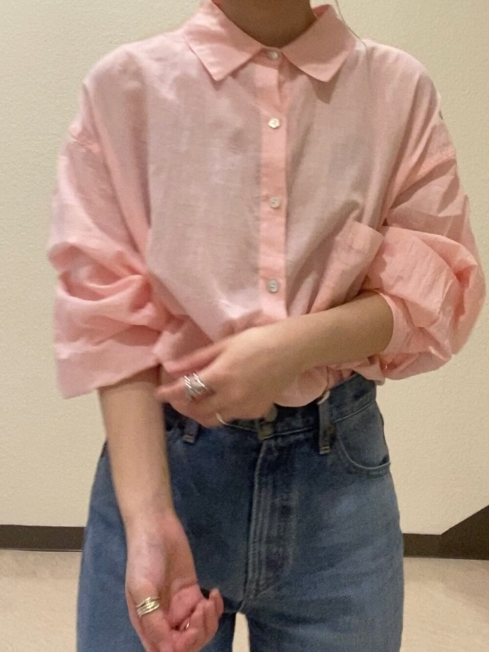 ピンク系のシャツ/ブラウス、ブルー系のデニムパンツを着用したレディースの夏コーディネートの3枚目の写真