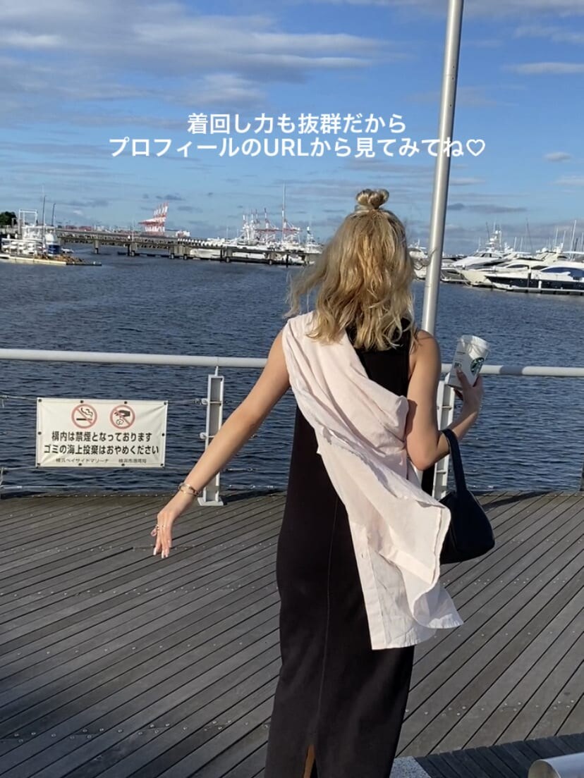 ブラック系のワンピース、ピンク系のシャツ/ブラウスを着用したレディースの夏コーディネートの5枚目の写真