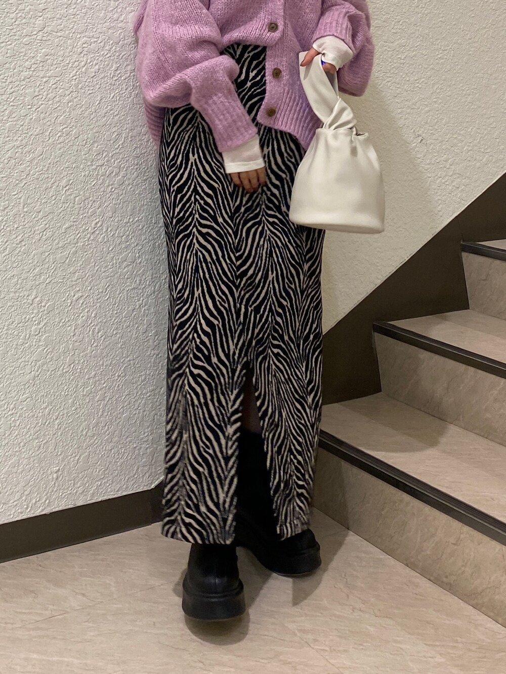 ピンク系のカーディガン/ボレロ、ホワイト系のTシャツ/カットソー、ブラック系のスカートを着用したレディースの秋コーディネートの6枚目の写真