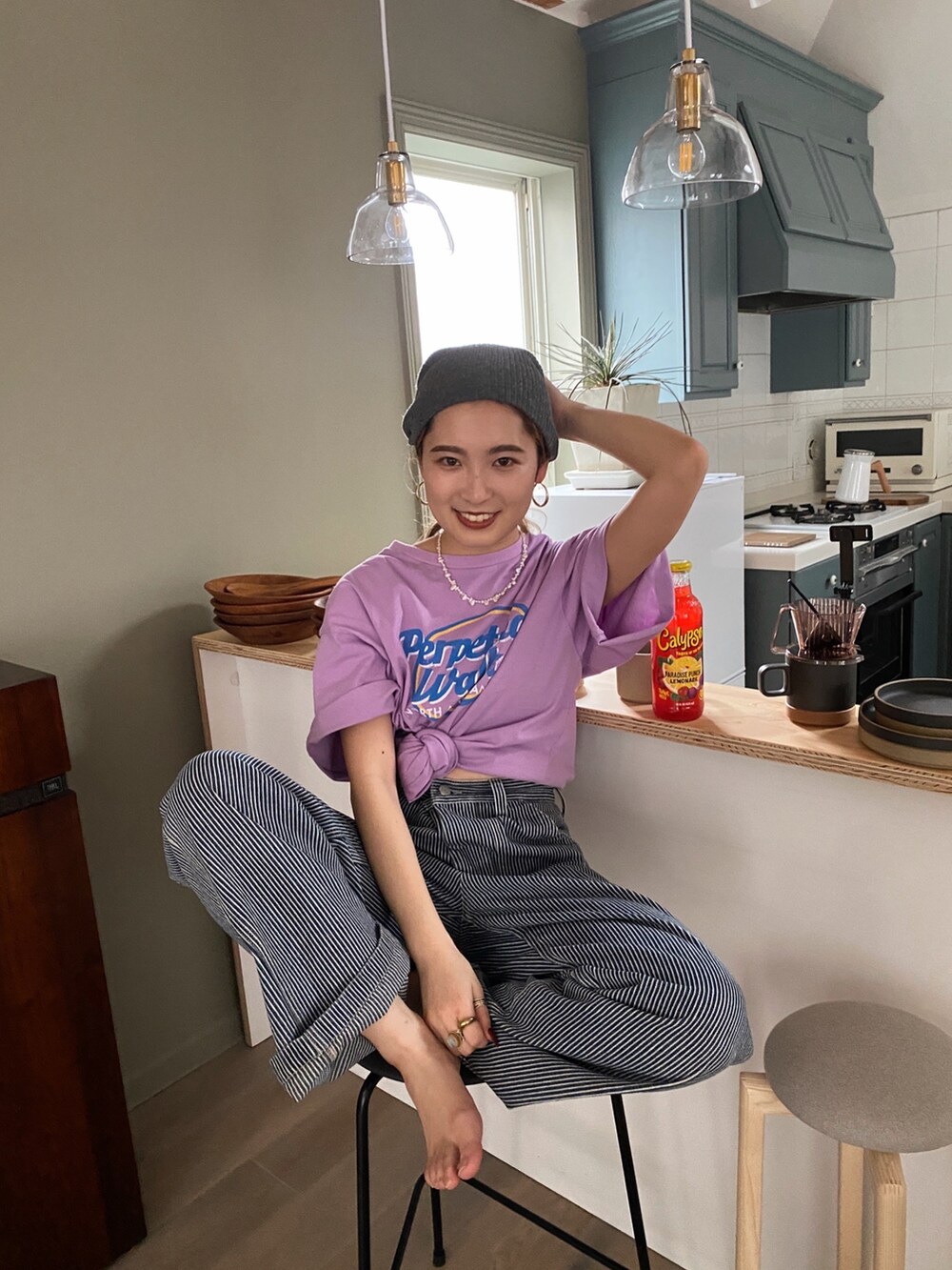 パープル系のTシャツ/カットソー、その他のデニムパンツ、グレー系のニットキャップ/ビーニーを着用したレディースの春コーディネートの3枚目の写真