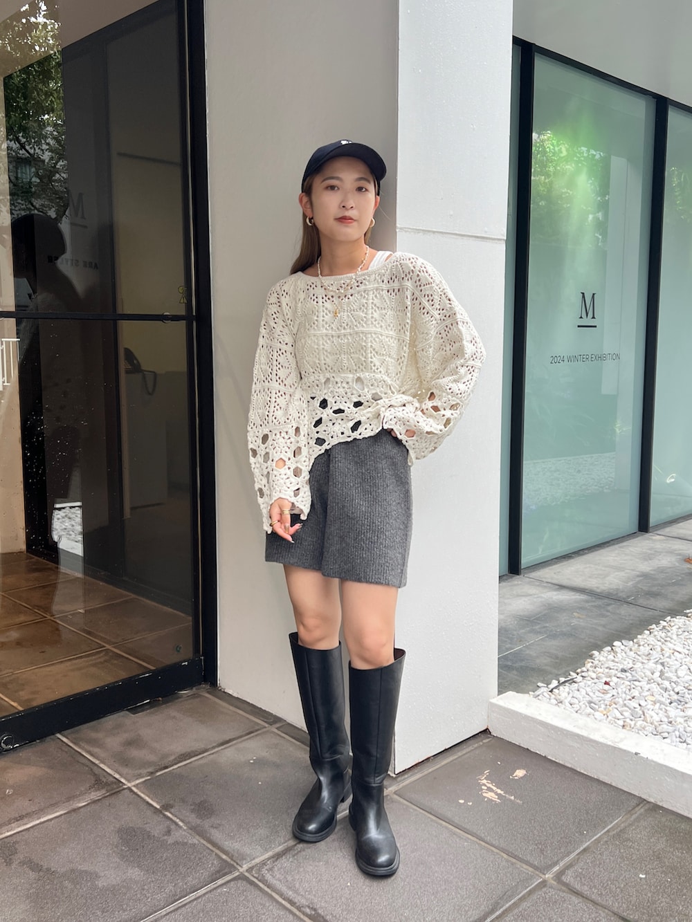 ホワイト系のニット/セーター、ホワイト系のTシャツ/カットソー、グレー系のその他パンツを着用したレディースの夏コーディネートの2枚目の写真
